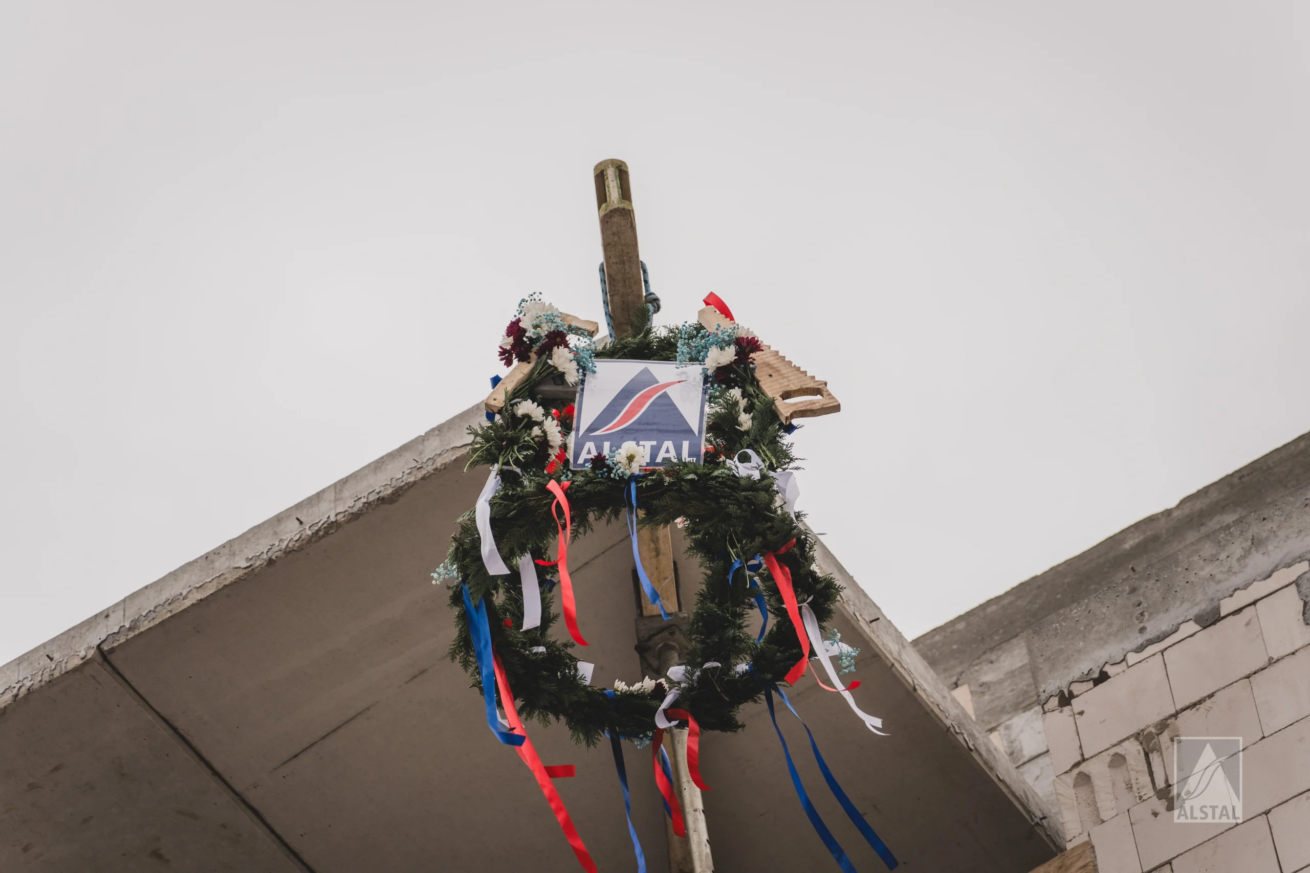 Wieniec wiechowy zamontowany na budynku osiedla Laurowy Zakątek podczas uroczystości wiechy