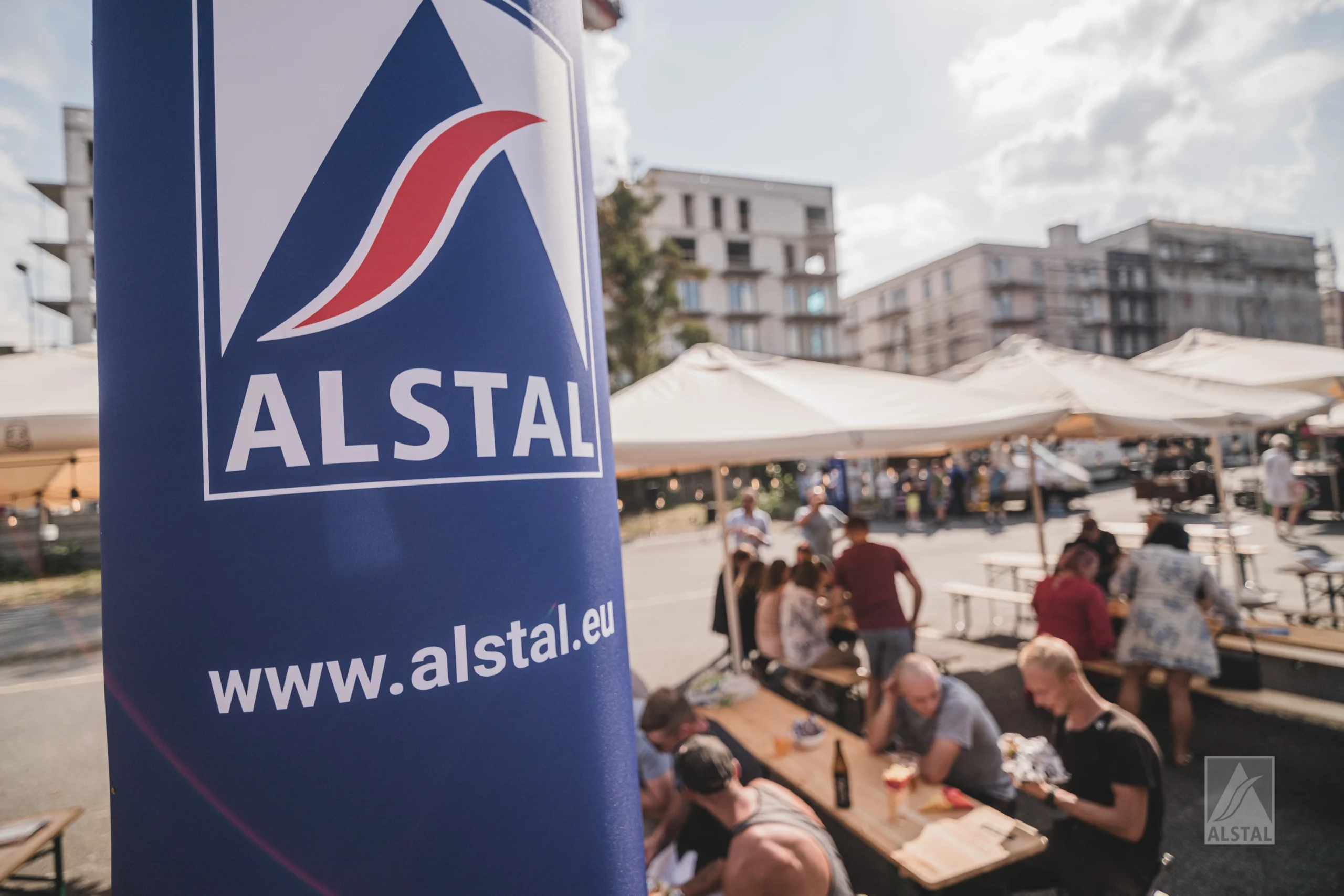 Balon z logo ALSTAL podczas wiechy w Łodzi