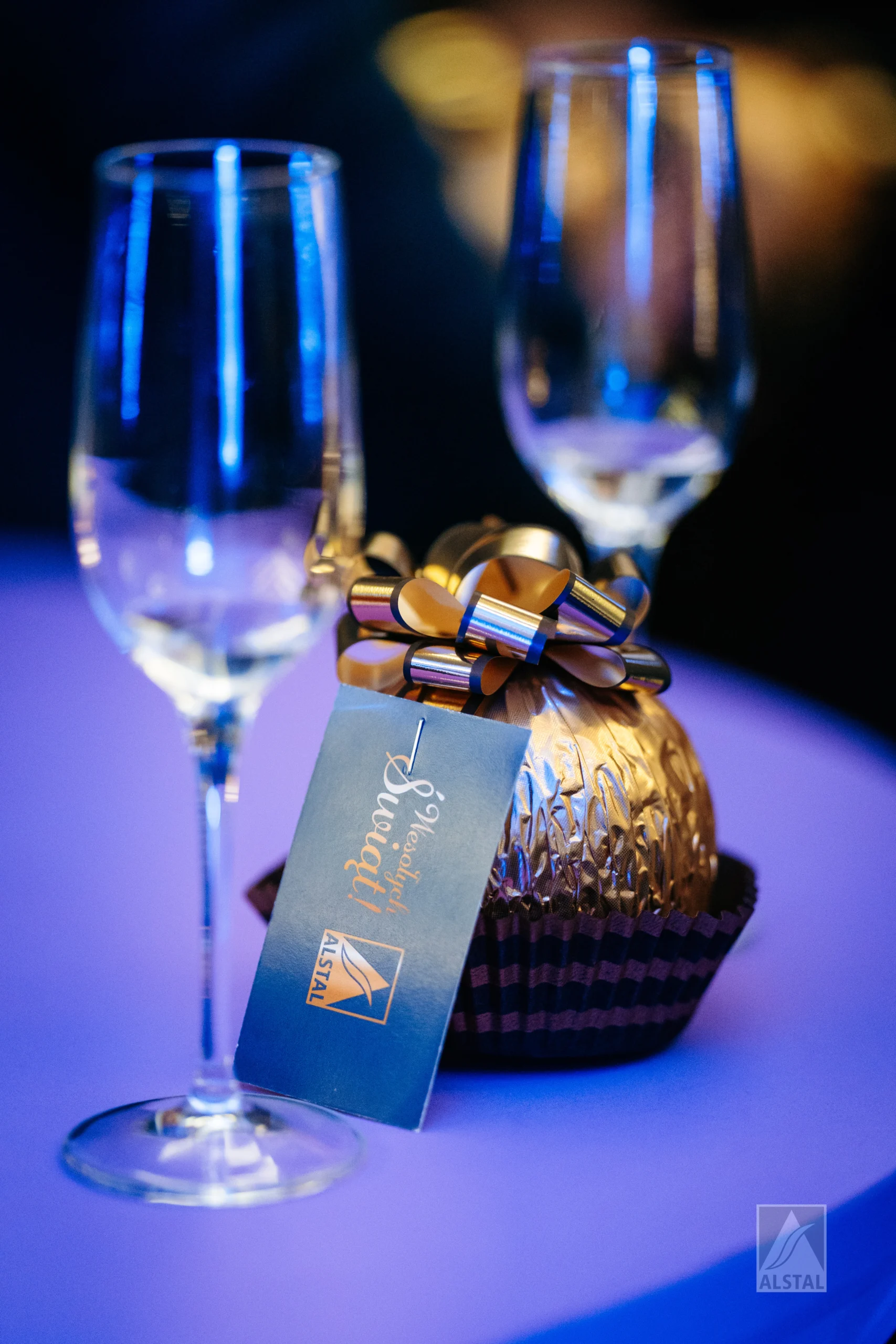 Świąteczne dekoracje stołu podczas wigilii ALSTAL